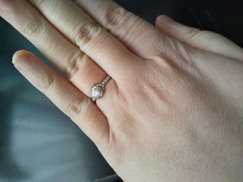 【ショーメ(CHAUMET)の口コミ】 プラチナ製でダイヤがたくさん散りばめられ、とてもキラキラしています。…