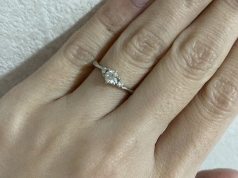 【canal4℃(カナルヨンドシー)の口コミ】 指輪の決め手になったのは、デザインです。中央のダイヤモンドに左右に小…