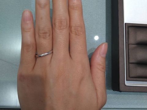 【アイプリモ(I-PRIMO)の口コミ】 ダイヤが５石、外側から中心に向かって大きくなるように並んでいます。
本…