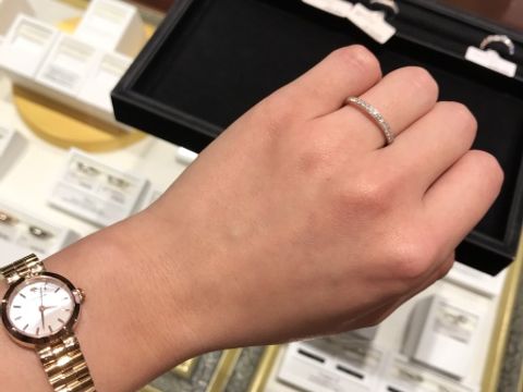 【ケイウノ ブライダル(K.UNO BRIDAL)の口コミ】 シンプルなハーフエターナルタイプを希望していたのでたくさんは試着しま…