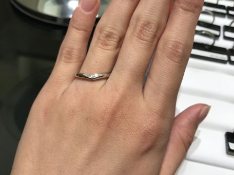【銀座ダイヤモンドシライシの口コミ】 まだどんな指輪にするか何も決めたいなかったのですが、曲線がなめらかでV…