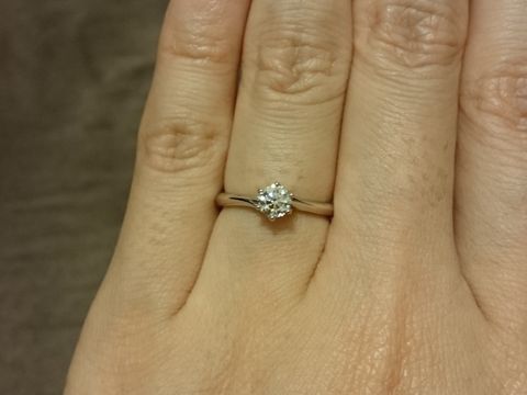 【エクセルコダイヤモンド(EXELCO DIAMOND)の口コミ】 シンプルだけどおしゃれなストレートラインでダイヤを美しく見せてくれる…