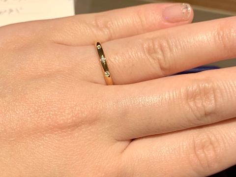 【銀座ダイヤモンドシライシの口コミ】 肌馴染みのいいゴールドで、埋め込みのダイヤがポツポツ付いている感じが…