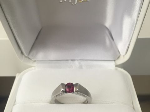 【MJC(三菱ジュエリーコレクション)の口コミ】 デザインがとても素敵で、ルビーの透き通った赤い輝きに一目惚れしてしま…