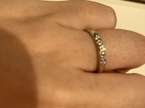 【和光ブライダルブティックギンザの口コミ】 こちらのデザインは指輪のカーブが絶妙で、指と宝石を美しく見せてくれる…
