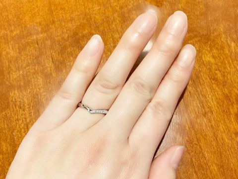 【TRECENTI(トレセンテ)の口コミ】 Vの形のデザインを試着しました。
指が細く長く綺麗に見える効果があるデ…