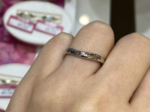 【Petit Marie(プチマリエ)の口コミ】 シンプルですが、ゆるやかなV字になっているデザインです。真ん中に一粒ダ…