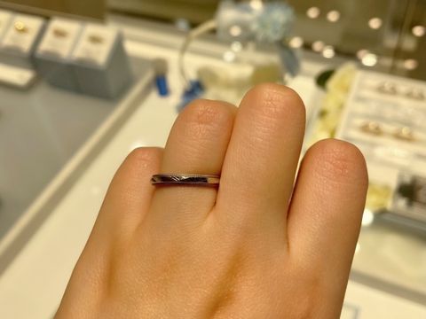 【Only You(オンリーユー)の口コミ】 ミル打ち加工がされていて大人っぽい雰囲気の指輪です。表面のカットが凝…