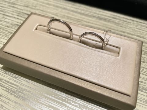 【TRECENTI(トレセンテ)の口コミ】 女性はストレートリングに右上からダイヤモンドラインが入ったもの、男性…