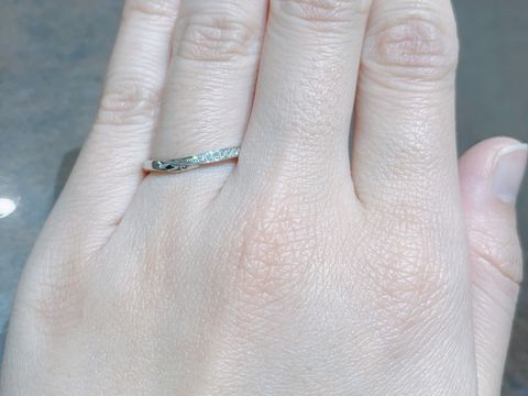 【俄(にわか)の口コミ】 ゆるやかなVとウェーブが混ざったようなデザインです。V字を境にダイヤの…