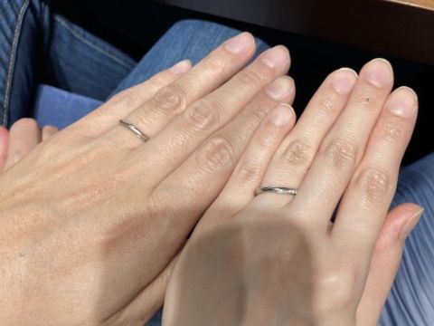 【銀座ダイヤモンドシライシの口コミ】 着用した時に指の背の正面ではなくサイド側にダイヤが斜めに入っており、…