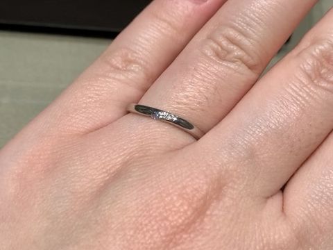 【アイプリモ(I-PRIMO)の口コミ】 緩やかなウェーブですが私の指ではストレートのように見えるデザインで、…