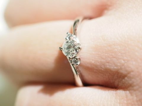 【アイプリモ(I-PRIMO)の口コミ】 結婚指輪と婚約指輪を組み合わせて着用することも考えて選びました。
結婚…