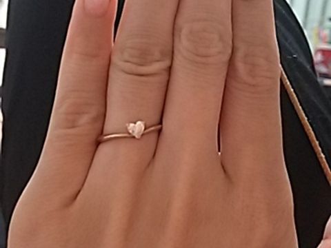 【Douxmiere bijou SOPHIA(ドゥミエール ビジュソフィア)の口コミ】 リングが華奢でダイヤが大きく見え、シンプルなので普段使いにも向いてい…