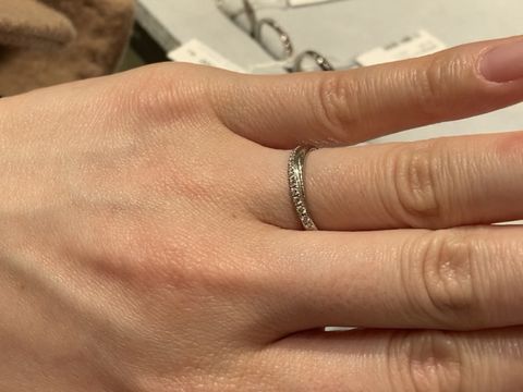 【STAR JEWELRY(スタージュエリー)の口コミ】 ぐるりと小さなダイヤが半周しているデザインで、とても素敵な指輪でした…