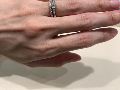 【CHARMY(チャーミー)の口コミ】 CHARMYの指輪を初めて嵌めてみて感じたのは、その付け心地の良さです。
他…