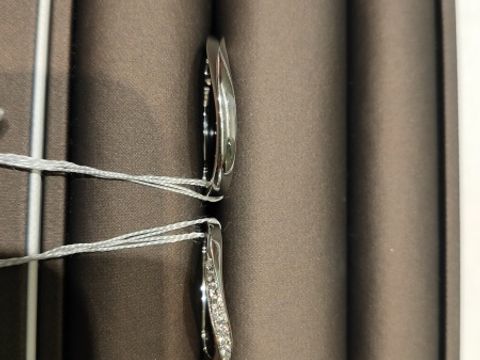 【アイプリモ(I-PRIMO)の口コミ】 ウェーブなので指に馴染みやすく、ダイヤの数も婚約指輪に合わせてダブル…