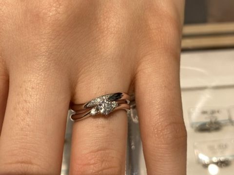 【銀座ダイヤモンドシライシの口コミ】 シンプルかつウェーブで細みのかわいい指輪に惹かれました。ダイヤの価格…