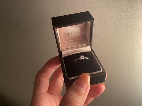 【アイプリモ(I-PRIMO)の口コミ】 華奢で洗練されたデザインが決め手です。新婦の指がもともと細いため、あ…