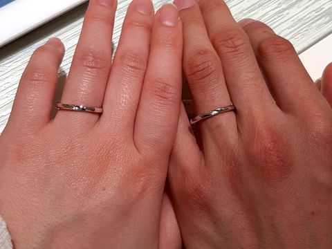 【TRECENTI(トレセンテ)の口コミ】 デザインはストレート、彫りがあって、素材はプラチナ。太すぎず細すぎず…