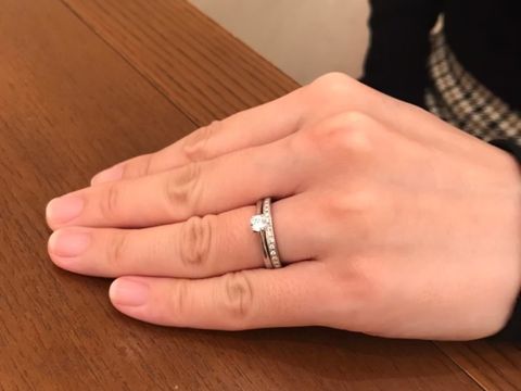 【エクセルコダイヤモンド(EXELCO DIAMOND)の口コミ】 マリッジリングは、シンプルな立ち爪の一粒ダイヤのエタニティと重ね付け…