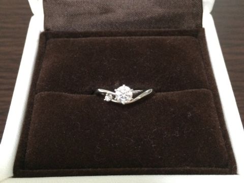 【アイプリモ(I-PRIMO)の口コミ】 正面から見るとV型となっており指が長く見えるデザインであることと、キャ…