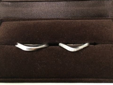 【アイプリモ(I-PRIMO)の口コミ】 婚約指輪を先に決めたのですが、正面からの形が同じV型となっていてセット…