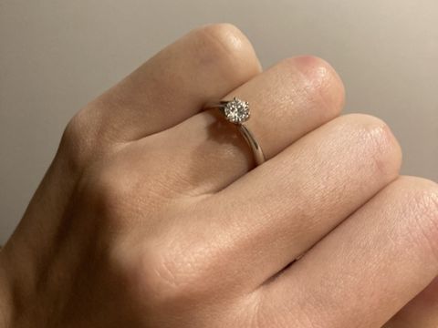 【銀座ダイヤモンドシライシの口コミ】 シンプルだが、よく見るとウェーブがかかり、でも他の指輪と重ね付けした…