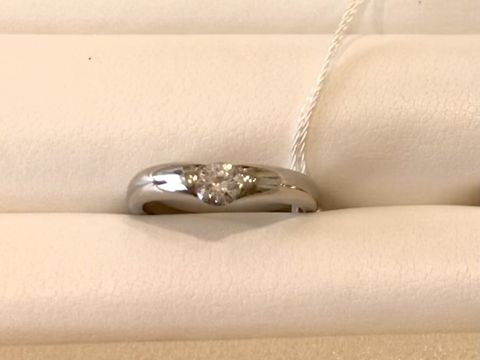 【EYE JEWELRY UMAKI(アイジュエリー ウマキ)の口コミ】 ダイヤモンドの立て爪のないタイプの指輪なので、着用しても引っかかるこ…