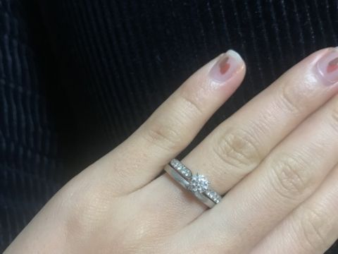 【エクセルコダイヤモンド(EXELCO DIAMOND)の口コミ】 婚約指輪はキラキラしているものが良く、ハーフエタニティに一粒ダイヤの…