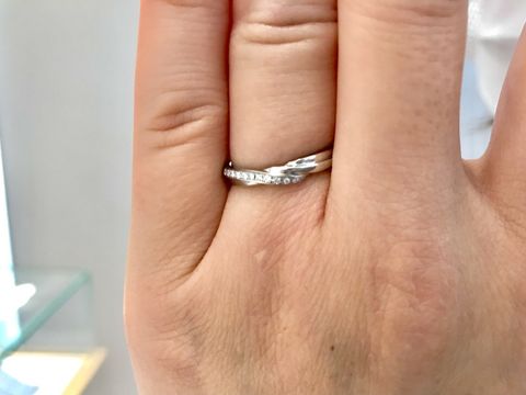 【エクセルコダイヤモンド(EXELCO DIAMOND)の口コミ】 リングの片側がメレダイヤモンドが並んでいるため、存在感があり、とても…