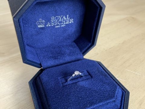 【ROYAL ASSCHER(ロイヤル・アッシャー)の口コミ】 指輪自体のデザインが素敵であったのはもちろん、【過去、現在、未来が輝…