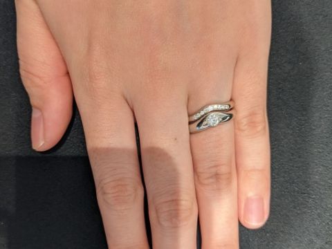 【ティファニー(Tiffany & Co.)の口コミ】 V字型の婚約指輪、結婚指輪のセットです。こちらの婚約指輪は結婚指輪とし…