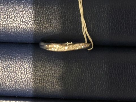 【銀座ダイヤモンドシライシの口コミ】 ウェーブラインでメレダイヤが流れるように入ったデザインです。シンプル…