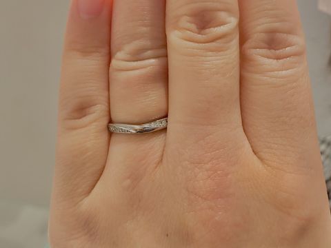 【銀座ダイヤモンドシライシの口コミ】 中央部はプラチナのみの素材でシンプルながら、左右にはダイヤモンドが流…