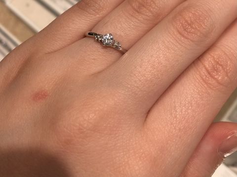 【アネリディギンザ(ANELLI DI GINZA)の口コミ】 シンプルで王道なデザインの婚約指輪です。シンプルなので歳を重ねてもつ…