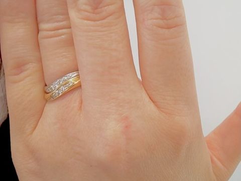 【JEWELRY STUDIO Advance(ジュエリースタジオアドバンス)の口コミ】 ウェーブの形で女性らしく、同じ形の婚約指輪と結婚指輪なのでピッタリと…