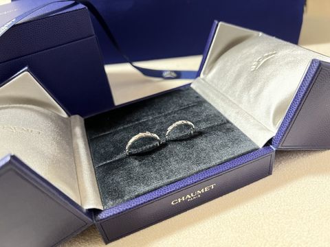 【ショーメ(CHAUMET)の口コミ】 男女同じデザインでつけられるもの、女性用にはダイヤがあるもので探して…