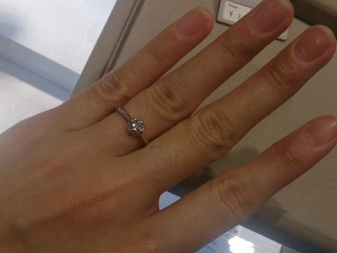 【ICHAROI(イサロイ)の口コミ】 こちらのデザインは、石座がとても凝っているため、ダイヤモンドが強調さ…