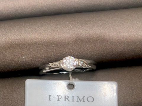 【アイプリモ(I-PRIMO)の口コミ】 ダイヤモンドの立て爪がないタイプの婚約指輪なので服などに引っかかる心…