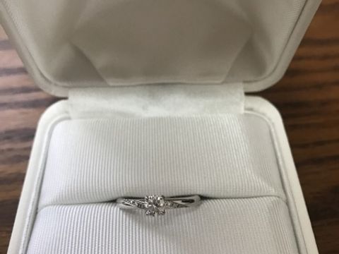 【BIJOUPIKO(ビジュピコ)の口コミ】 流れるようにメレダイヤがついているので、センターダイヤモンドがあって…