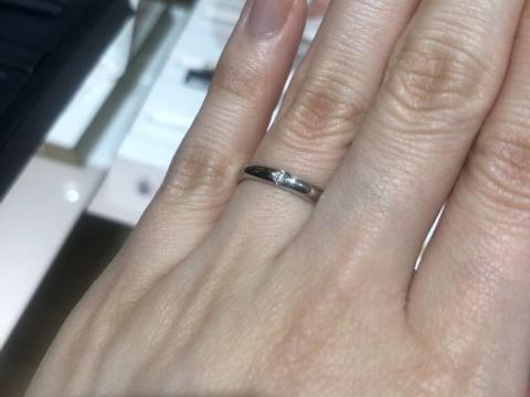 【ROYAL ASSCHER(ロイヤル・アッシャー)の口コミ】 シンプルで飽きのこない1粒ダイヤの結婚指輪です。ストレートタイプなので…