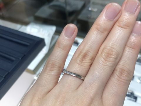 【ROYAL ASSCHER(ロイヤル・アッシャー)の口コミ】 ストレートリングでありつつも、どこか捻りがあるデザインが欲しいと思い…