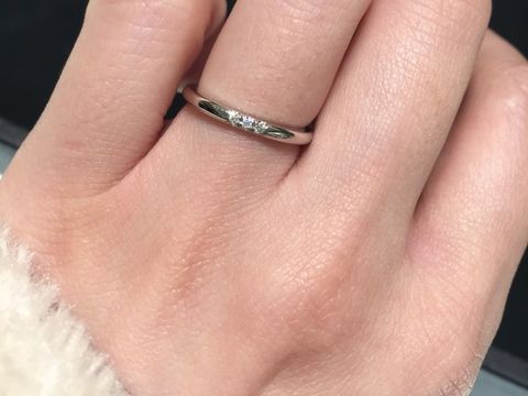 【ティファニー(Tiffany & Co.)の口コミ】 中央に3つダイヤがついている物です。派手すぎず、常時装着できる方には良…