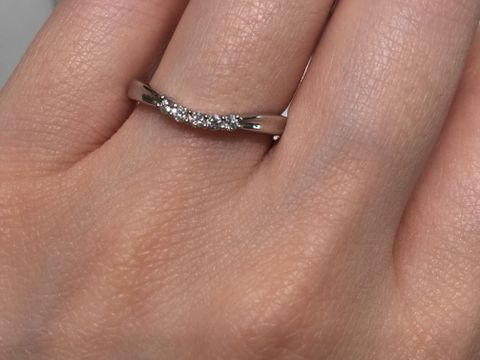 【アイプリモ(I-PRIMO)の口コミ】 ダイヤが3つ〜5つ付いてるのがいいかなあと探していました。いくつか装着…