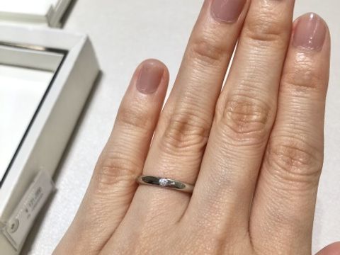 【MIKIMOTO(ミキモト)の口コミ】 定番の一粒ダイヤのストレート型の結婚指輪です。飽きの来ないデザインの…