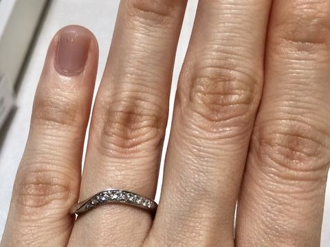 【MIKIMOTO(ミキモト)の口コミ】 緩やかなV字が若干ツイストしてそこにメレダイヤが載っている、あまり見た…