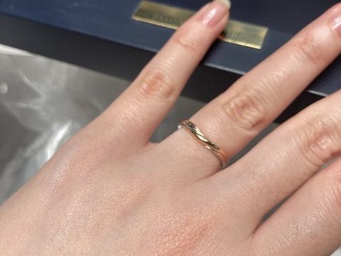 【銀座ダイヤモンドシライシの口コミ】 たくさんのデザインがある中で、やり過ぎないウェーブと、プラチナとピン…