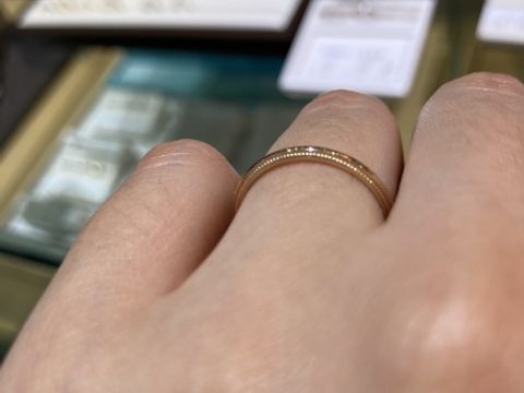 【俄(にわか)の口コミ】 私が試着したこの「ことほぎ」は、デザイン性の高いリングが多い俄の商品…