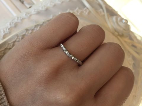 【俄(にわか)の口コミ】 ハーフエタニティです。V字にもなっているので、指が綺麗に見えます。もと…